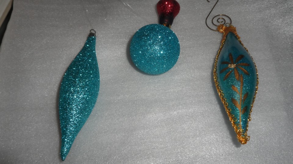 Make Your Own Glittered Christmas Ornaments